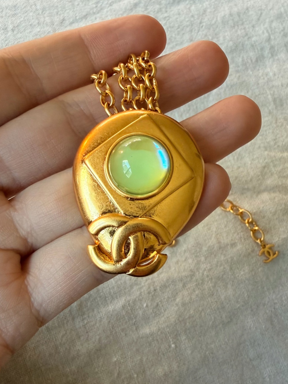 💚Vintage CHANEL Gold-Tone Necklace with Pale Green Cabochon✨ - Picture 5 of 12